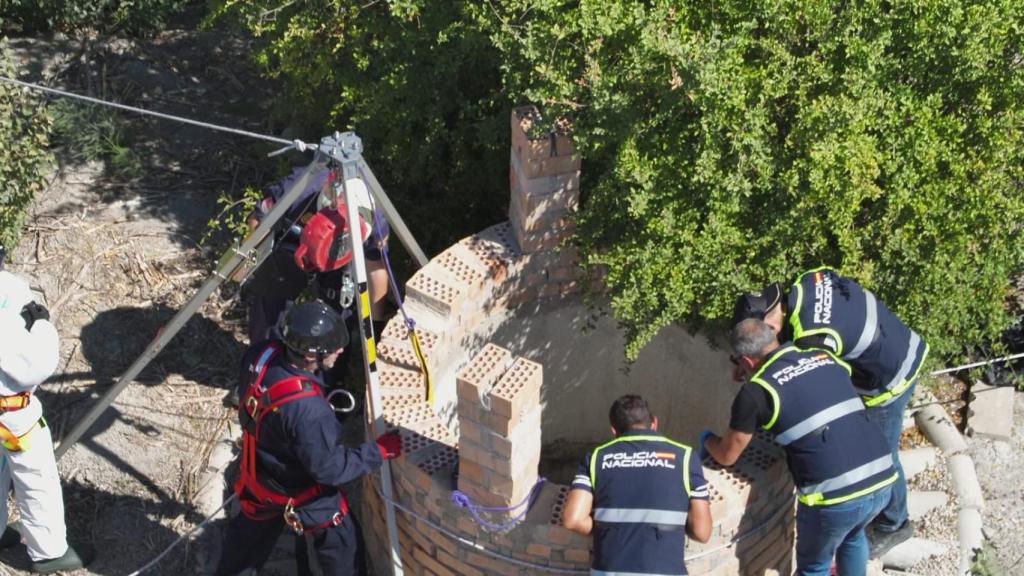 Agentes de la Policía Nacional, junto al pozo en el que se halló el cadáver de Buran.