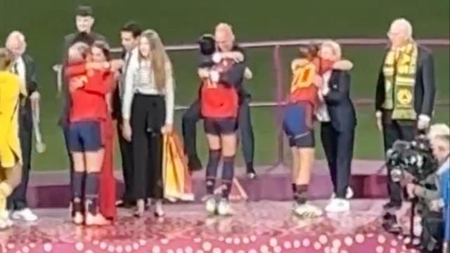 El nuevo ángulo del abrazo entre Jenni Hermoso y Luis Rubiales