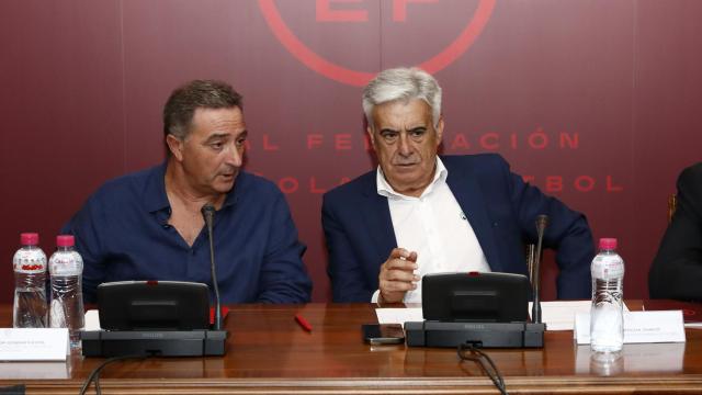 Pedro Rocha, a la derecha, durante una reunión de la RFEF con las Territoriales en agosto de 2023