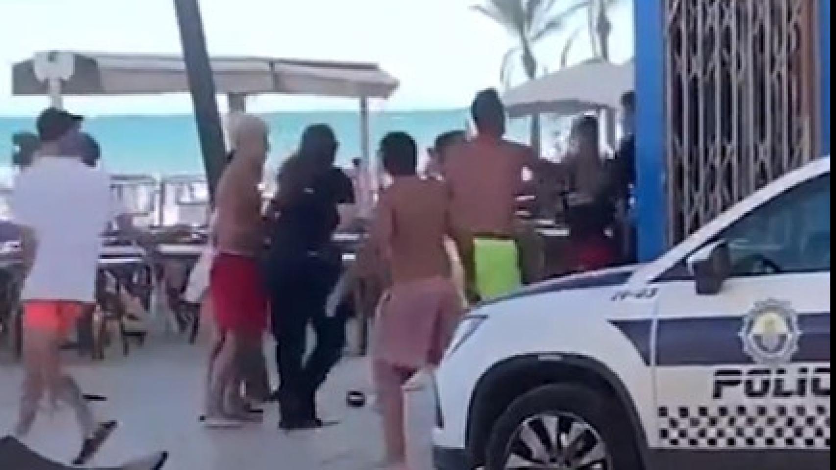 Un momento de la agresión sufrida por los agentes.