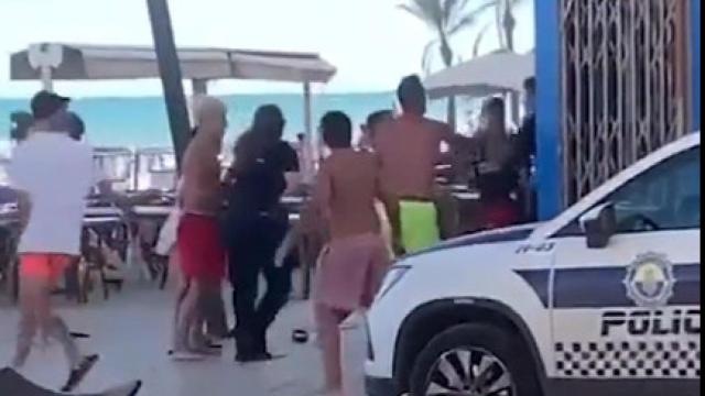 Un momento de la agresión sufrida por los agentes.