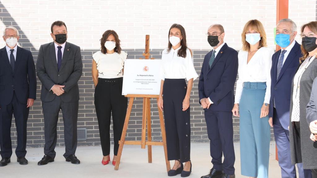 La reina Letizia con alpargatas azul marino de Castañer en la inauguración del curso escolar 2021.
