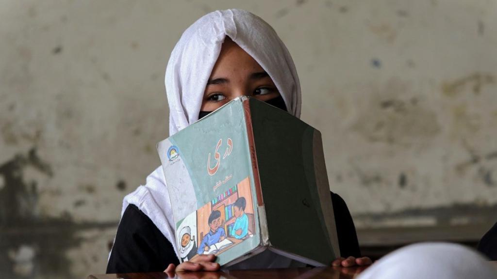 Imagen de archivo de una menor en un aula de Kabul.