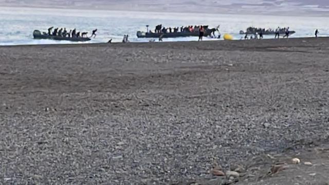 Tres narcolanchas llenas de personas migrantes desembarcan en las costas de Almería.