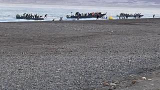 Tres narcolanchas llenas de personas migrantes desembarcan en las costas de Almería.