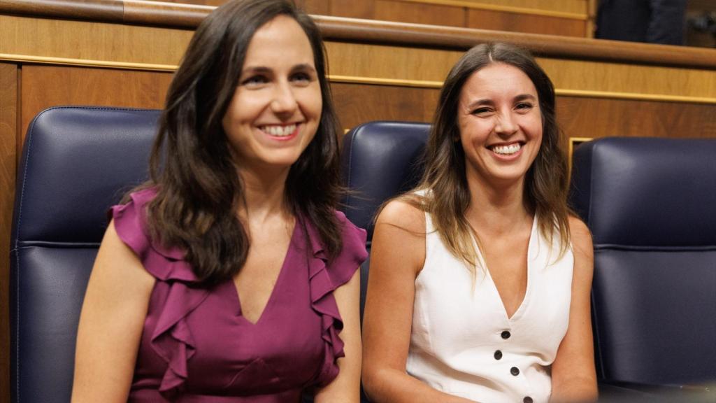 La secretaria general de Podemos, Ione Belarra, junto a la ministra de Igualdad, Irene Montero, durante la sesión constitutiva de las Cortes, el pasado 17 de agosto.