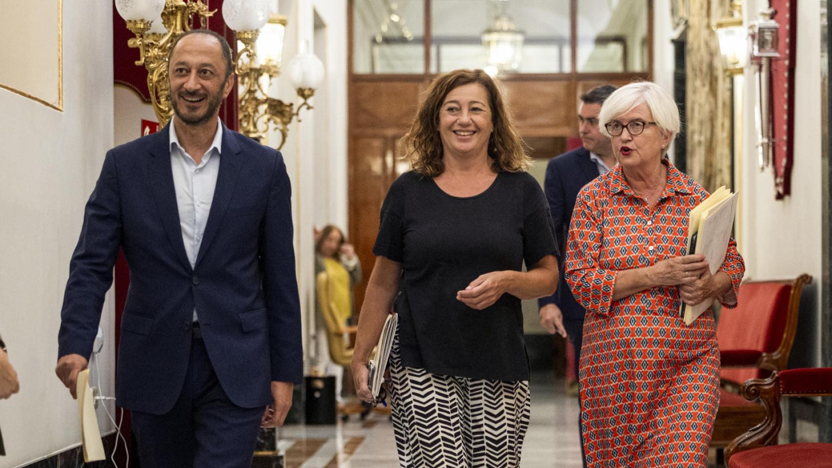 La presidenta del Congreso, Francina Armengol, junto al vicepresidente primero, Alfonso Rodríguez Gómez y la secretaria segunda, Isaura Leal, a su llegada a la reunión de la Mesa del Congreso.