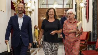 La presidenta del Congreso, Francina Armengol (c), junto al vicepresidente primero, Alfonso Rodríguez Gómez y la secretaria segunda, Isaura Leal, a su llegada a la reunión de la Mesa del Congreso, este lunes.
