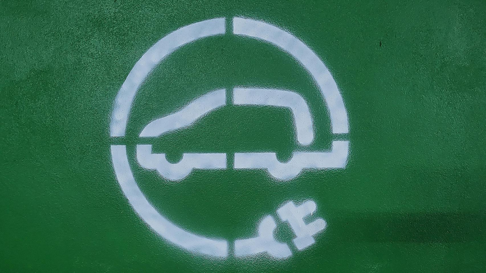Señal que indica que es una plaza destinada a coche eléctrico.