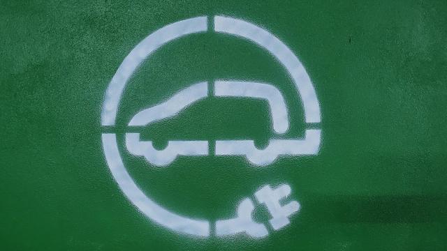 Señal que indica que es una plaza destinada a coche eléctrico.