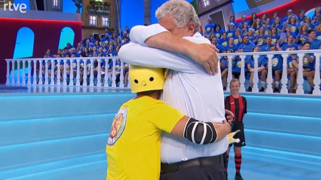 Fernando Romay, padrino de Yepes en la semifinal, abraza a uno de los jugadores del pueblo toledano.