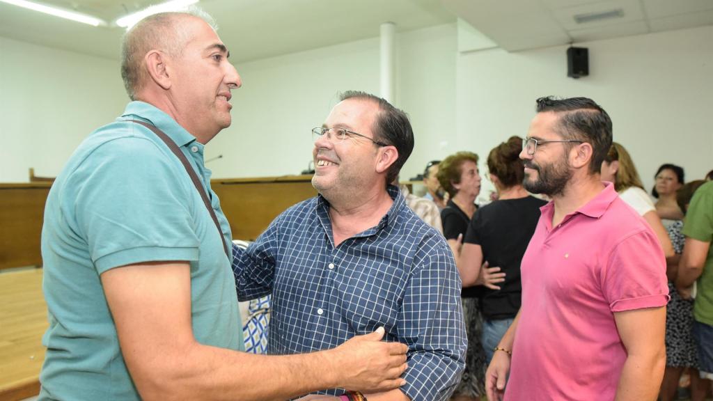 Antonio Barona (i), nuevo alcalde de Almoguera (Guadalajara).