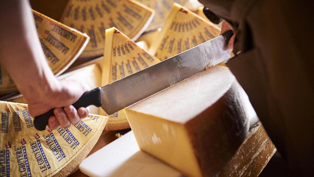 Una cuña de Le Gruyère AOP.