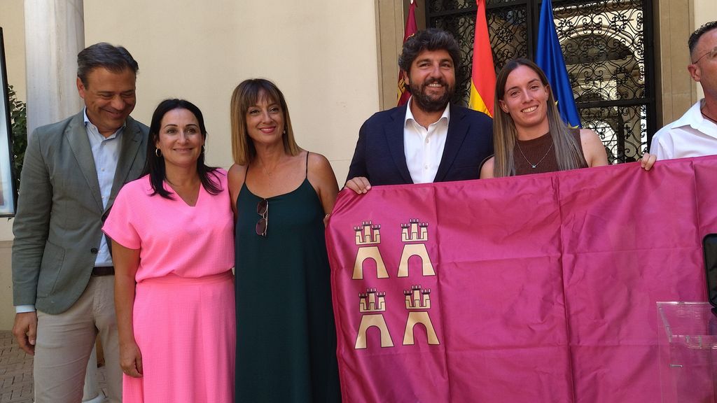 El presidente murciano, Fernando López Miras, y la futbolista Eva Navarro (c), este martes, junto a sus padres, el consejero de Deportes, Marcos Ortuño, y la alcaldesa de Yecla, Remedios Lajara.