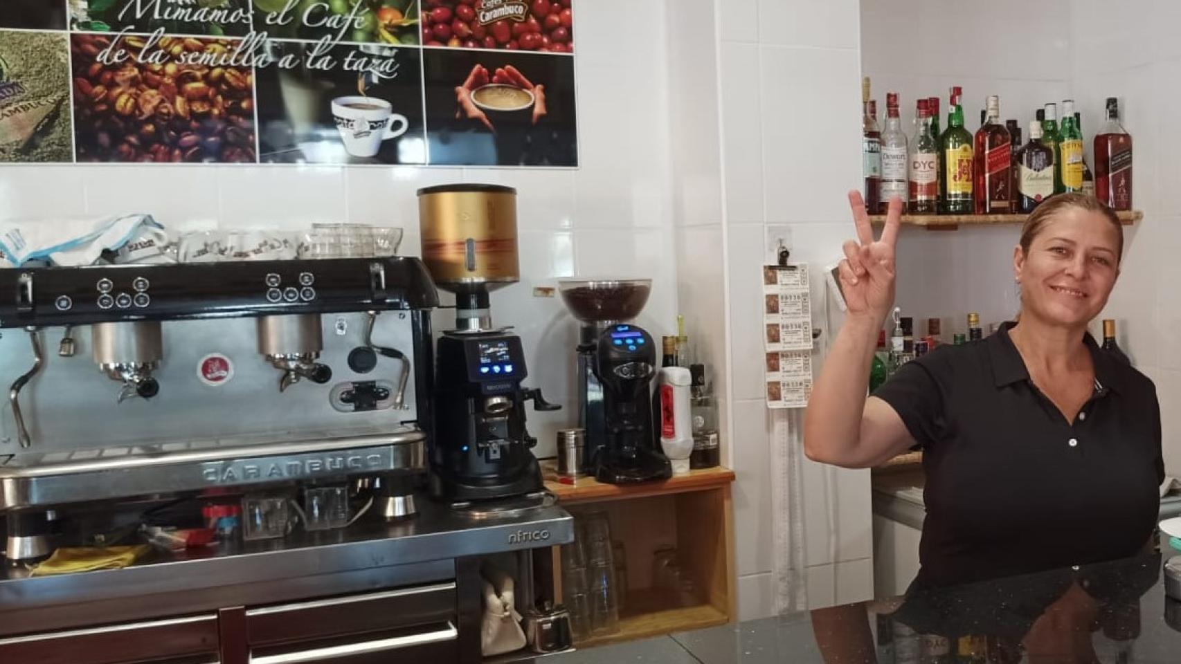La camarera María Isabel Alcaraz, este martes, posando sonriente detrás de la barra del Restaurante La Mía María II de La Manga donde le tocó un premio de lotería.