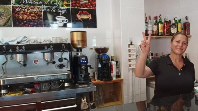 La camarera María Isabel Alcaraz, este martes, posando sonriente detrás de la barra del Restaurante La Mía María II de La Manga donde le tocó un premio de lotería.