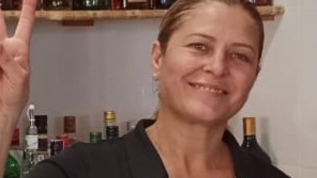 La camarera María Isabel Alcaraz, este martes, posando sonriente detrás de la barra del Restaurante La Mía María II de La Manga donde le tocó un premio de lotería.