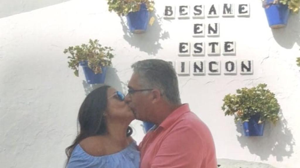 Lourdes y José Alberto dándose un beso.