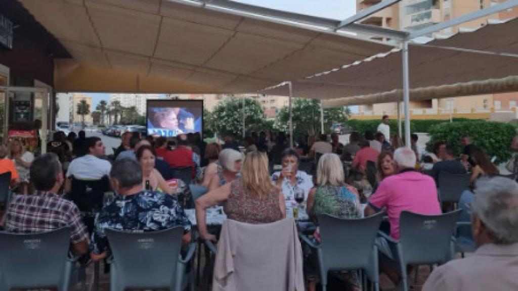 Clientes en la terraza del Restaurante La Mía María II, situado en el kilómetro 14 de La Manga.