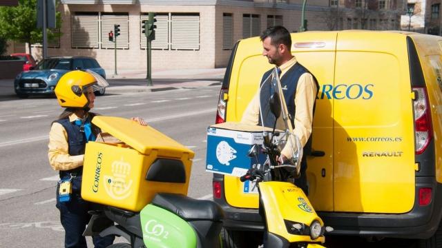 Dos trabajadores de Correos.