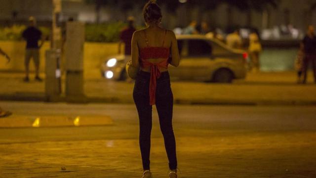 Una mujer prostituida en imagen de archivo.