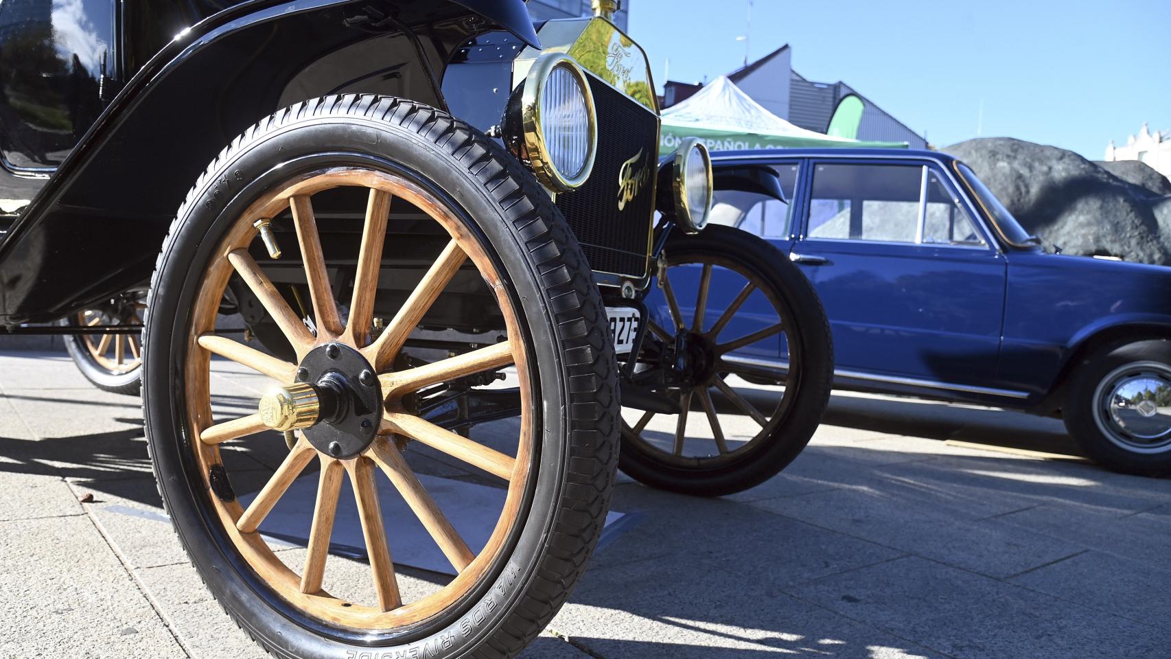 Imagen de una exhibición de coches clásicos en Burgos.