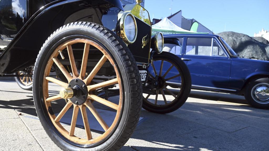 Imagen de una exhibición de coches clásicos en Burgos.