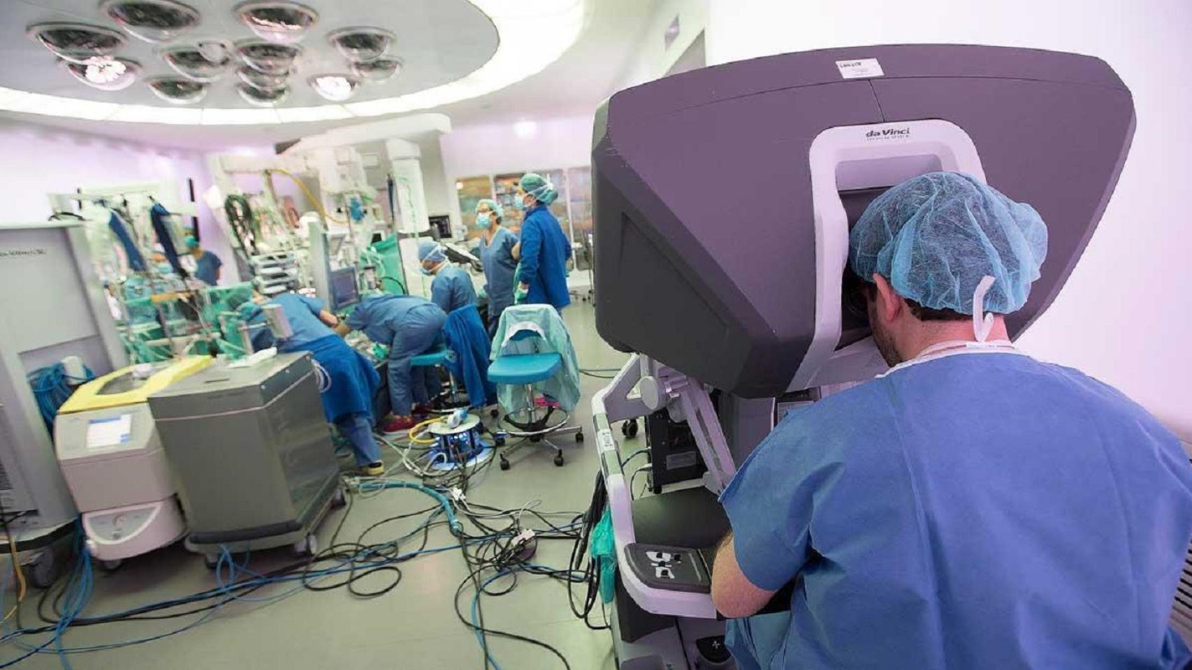 Imagen de una intervención quirúrgica con herramientas robóticas.