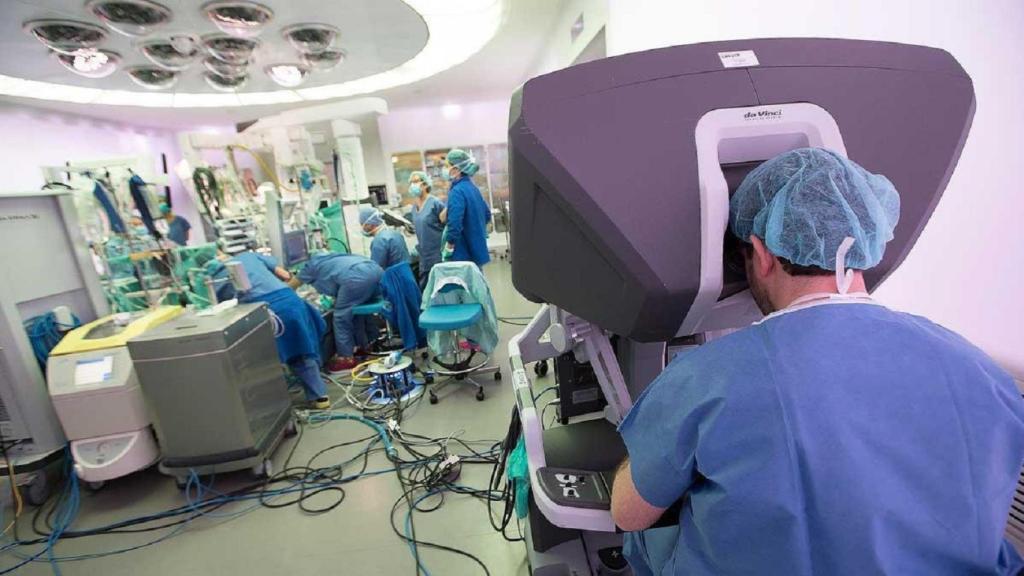 Imagen de una intervención quirúrgica con herramientas robóticas.