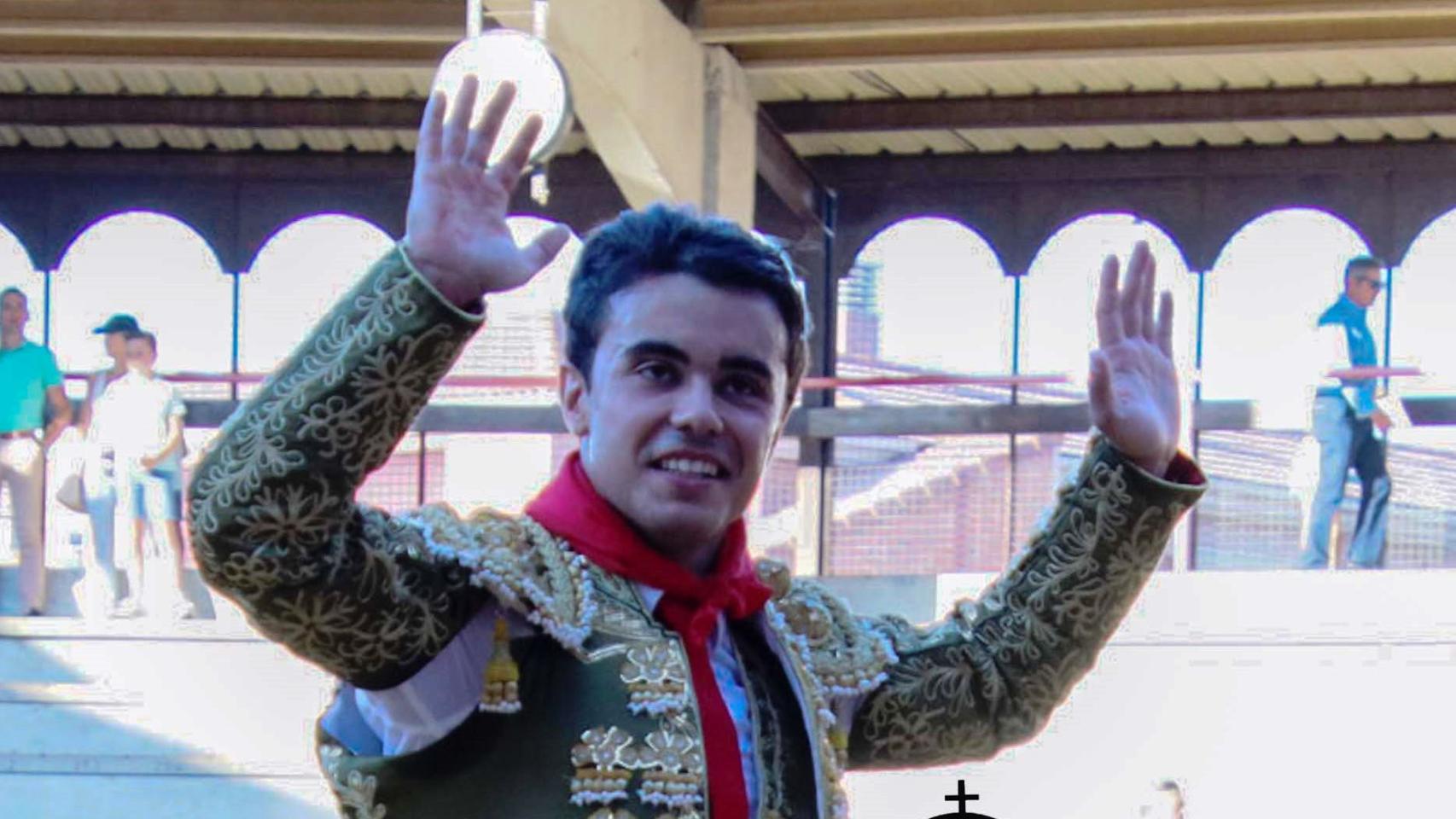 Víctor Cerrato saliendo a hombros en la última novillada de Pedrajas