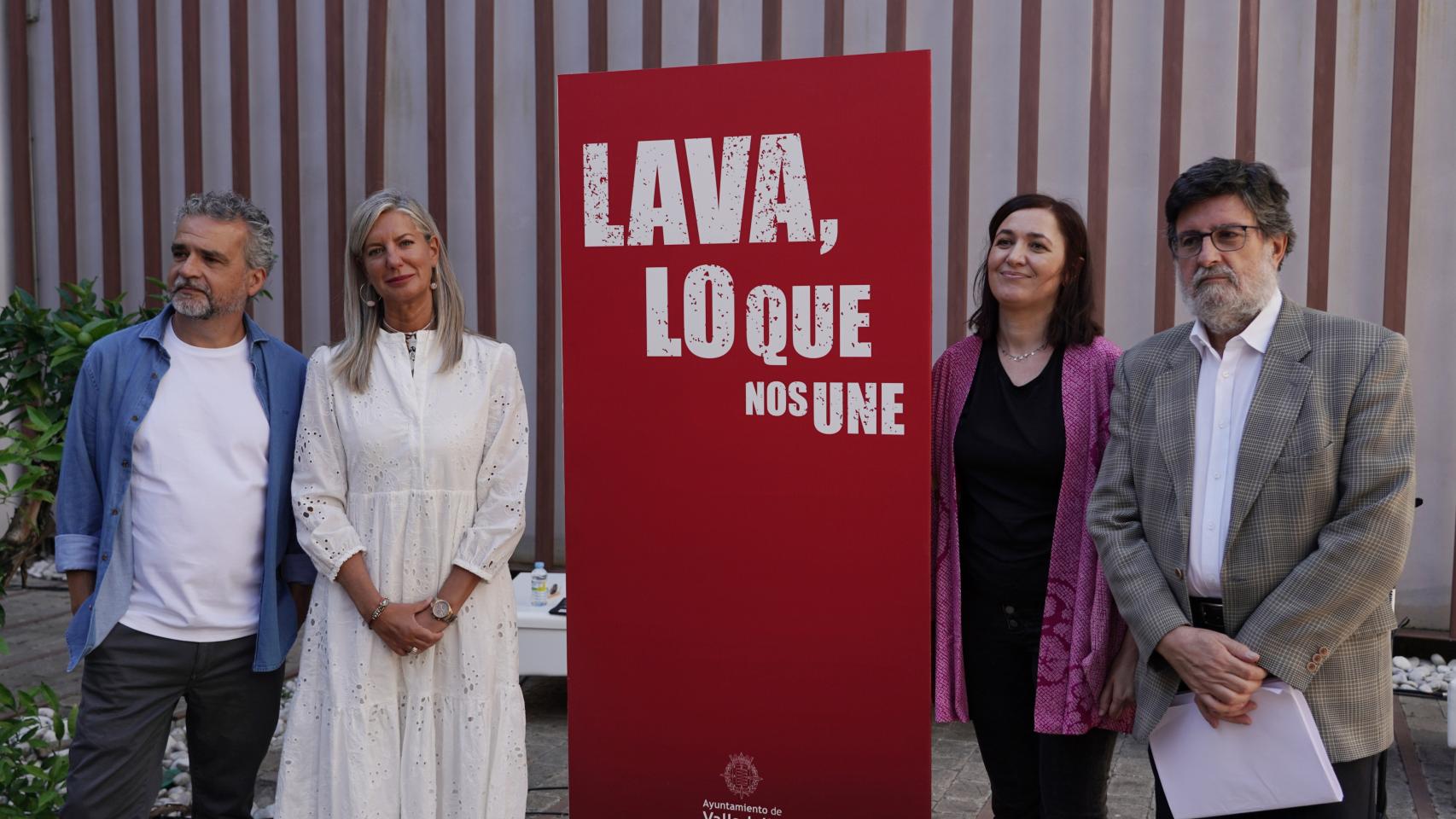 La concejala de Educación y Cultura, Irene Carvajal, el jefe de Programas de la Fundación Municipal de Cultura (FMC), Juan I. Herrero, y el gerente de la FMC, Carmelo Irigoyen, presentan la programación para la temporada 2023-2024 del Laboratorio de las Artes de Valladolid (LAVA).