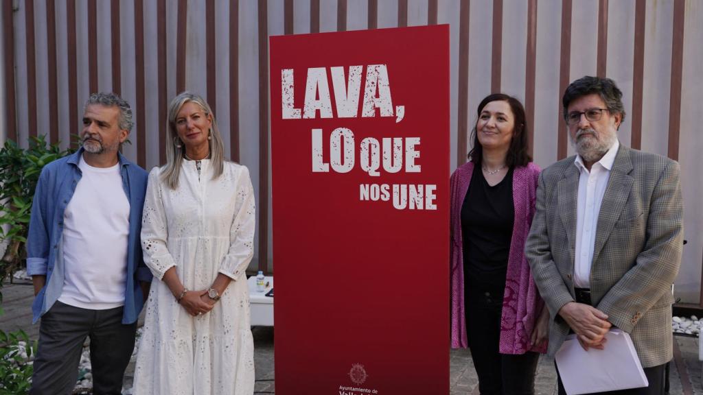 La concejala de Educación y Cultura, Irene Carvajal, el jefe de Programas de la Fundación Municipal de Cultura (FMC), Juan I. Herrero, y el gerente de la FMC, Carmelo Irigoyen, presentan la programación para la temporada 2023-2024 del Laboratorio de las Artes de Valladolid (LAVA).