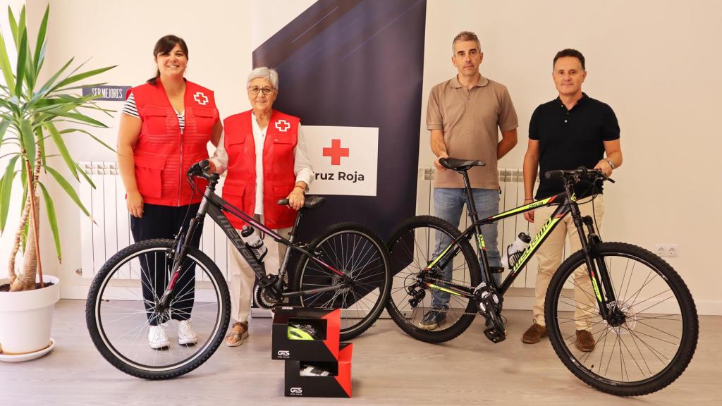 Momento de la donación de bicicletas