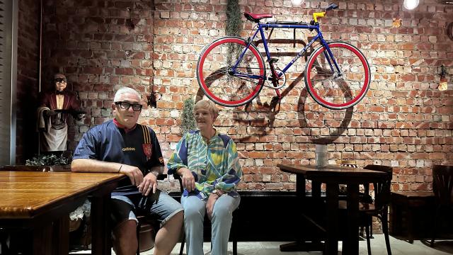 El hijo de toledanos que triunfa en Bélgica con su bar de tapas gallegas y su museo del Barça