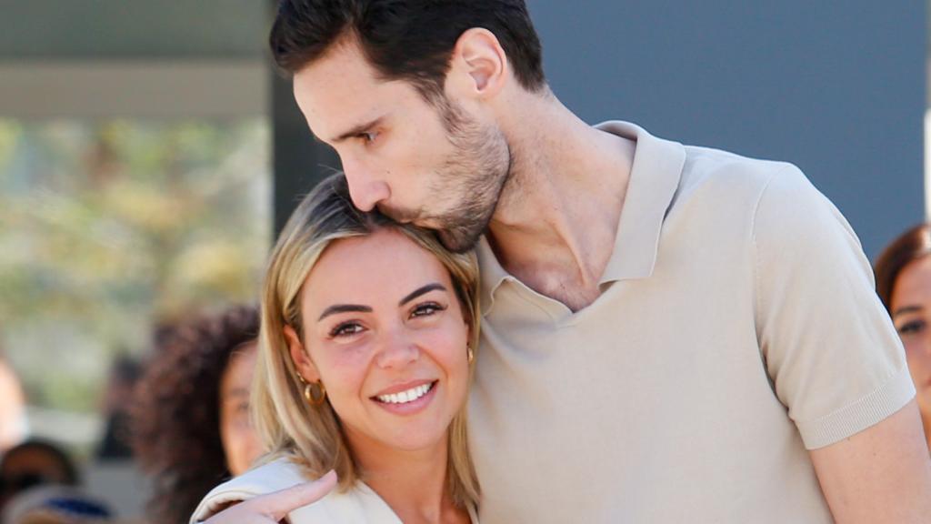 Alba Silva junto a su marido, Sergio Rico, a la salida del hospital.