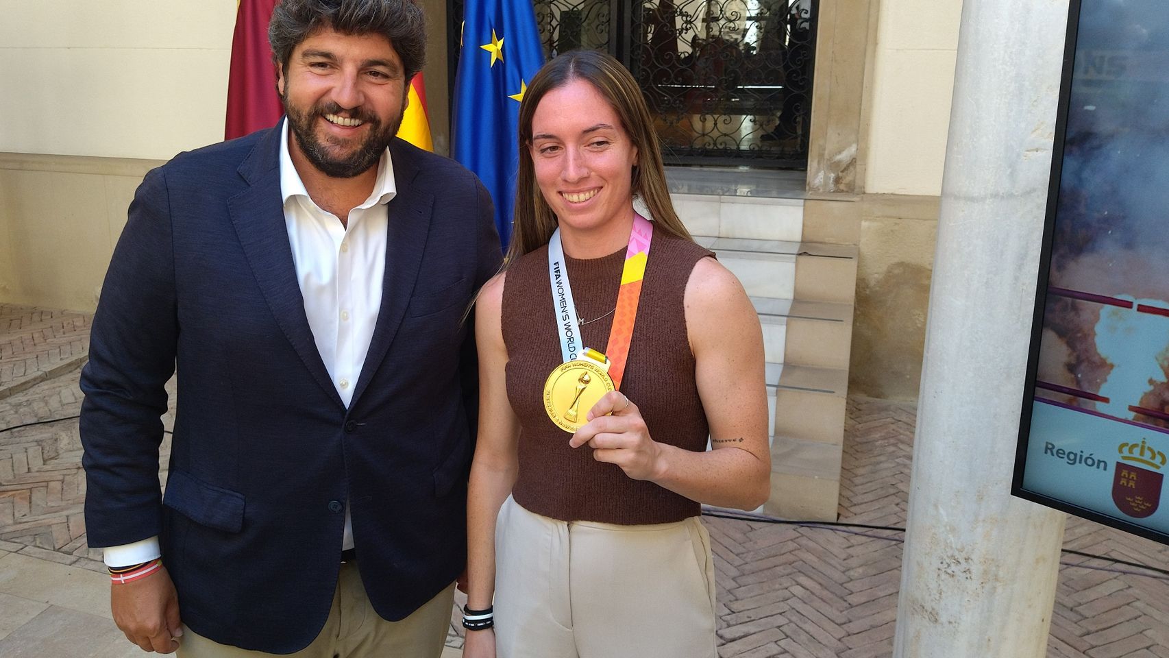Eva Navarro, jugadora del Atlético de Madrid y de la selección española de fútbol, este martes, posando con la medalla de campeona del Mundial de Australia y Nueva Zelanda, junto al presidente murciano, Fernando López Miras.