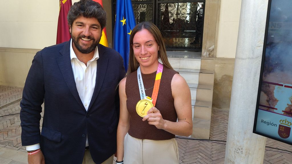 Eva Navarro, jugadora del Atlético de Madrid y de la selección española de fútbol, este martes, posando con la medalla  de campeona del Mundial de Australia y Nueva Zelanda, junto al presidente murciano, Fernando López Miras.