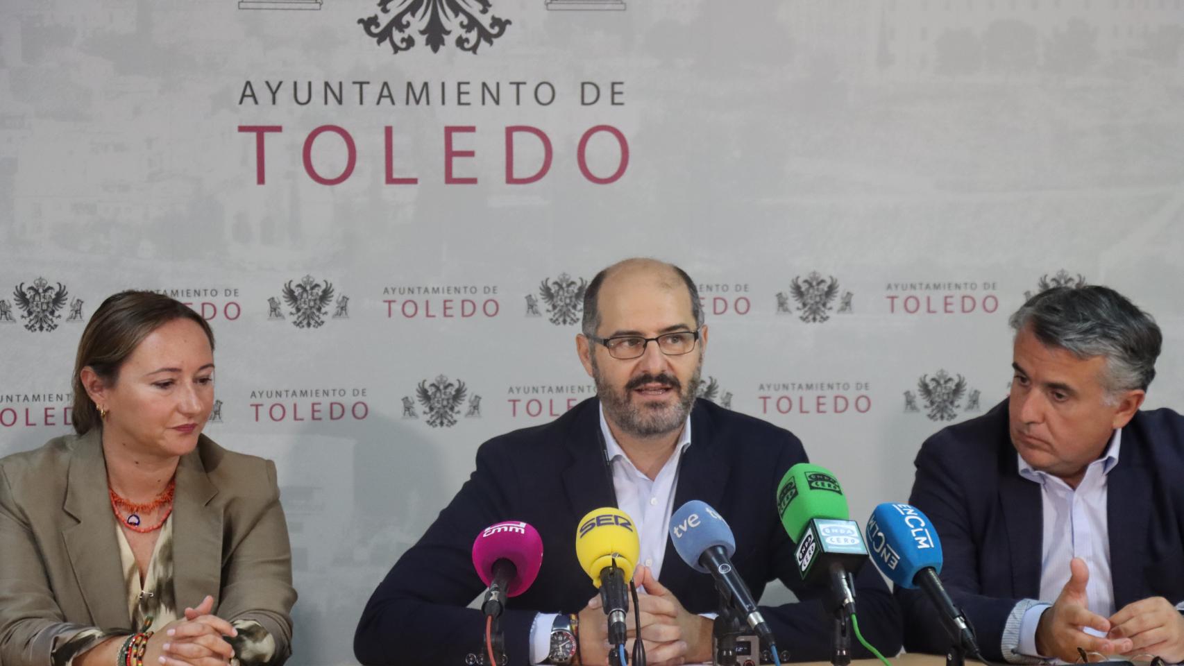 José Manuel Velasco (en el centro), Carmen Álvarez Nogales y Anastasio Gómez-Hidalgo.