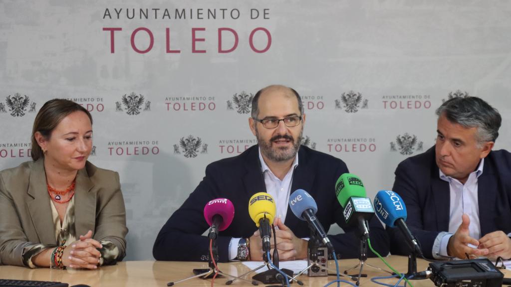 José Manuel Velasco (en el centro),  Carmen Álvarez Nogales y Anastasio Gómez-Hidalgo.