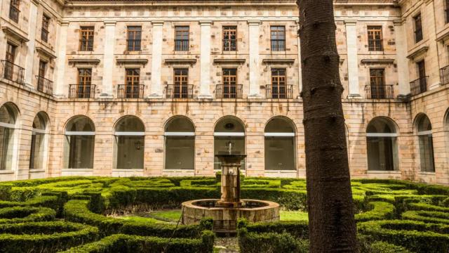 En este monasterio del siglo XII puedes pasar la noche: es un Parador y está en Asturias