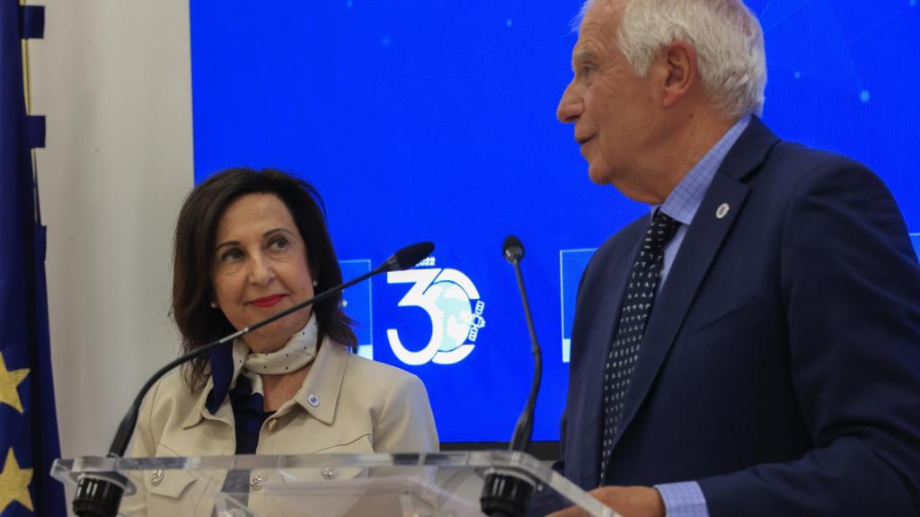 Margarita Robles comparece junto a Josep Borrell