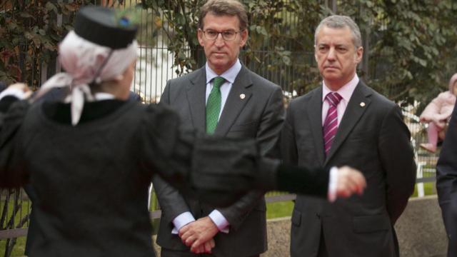 El 'lehendakari' Iñigo Urkullu, recibe con un 'aurresku' al líder del PP, entonces presidente gallego, Alberto Núñez Feijóo.