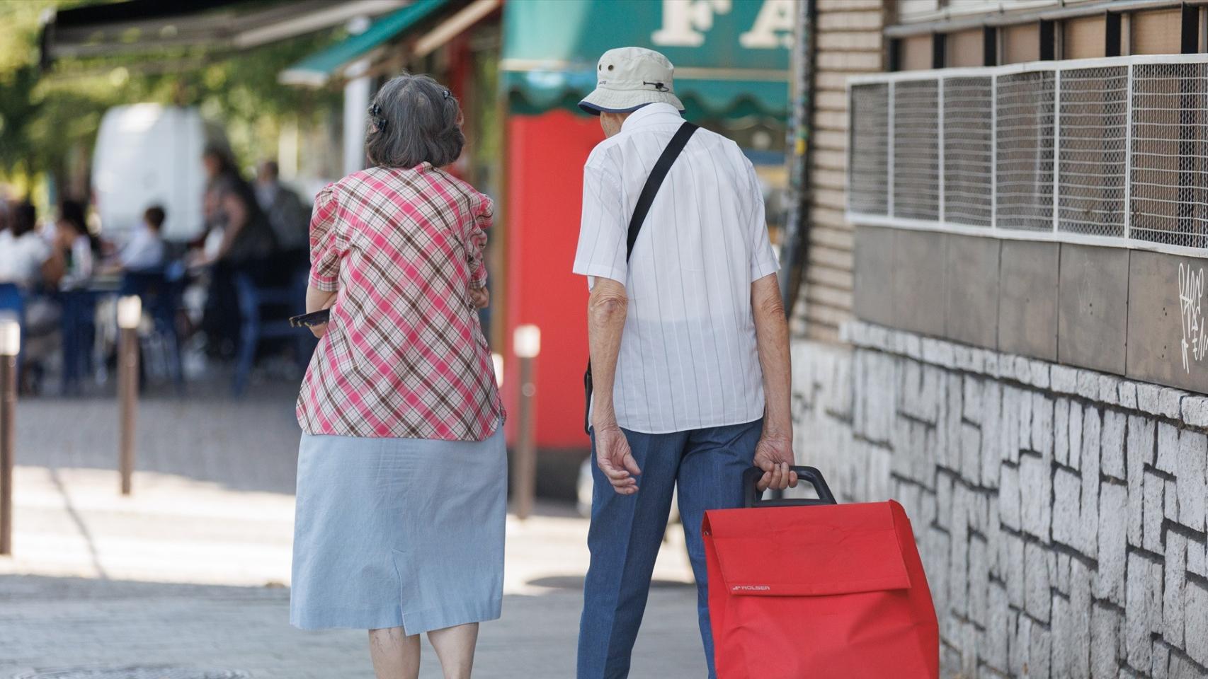 Dos jubilados paseando.