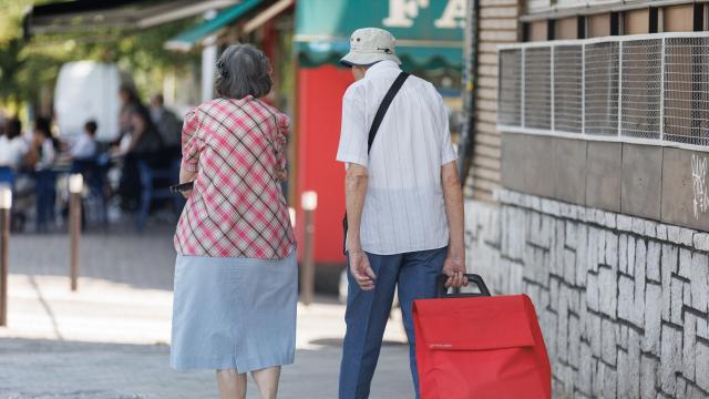 Dos jubilados paseando.