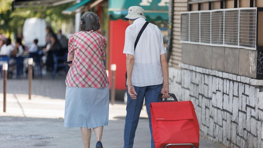 Dos jubilados paseando.