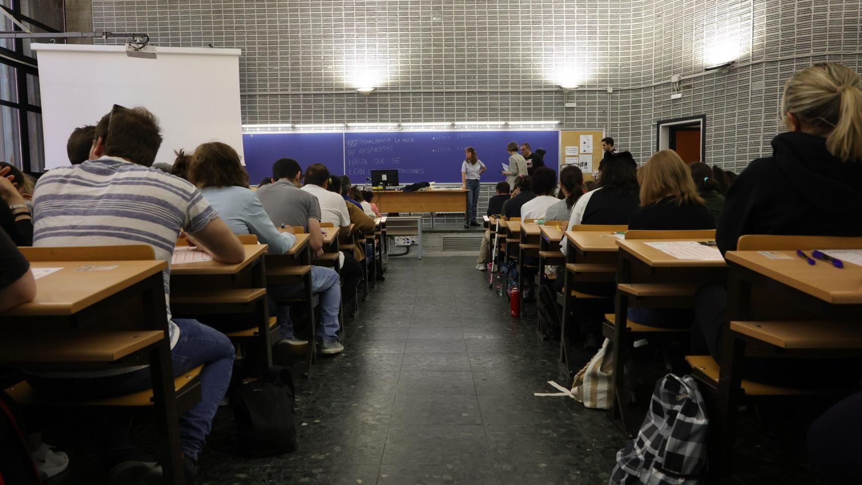 Opositores en un examen.