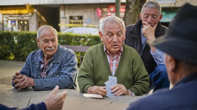 Una imagen de archivo de un grupo de hombres que juega a las cartas.