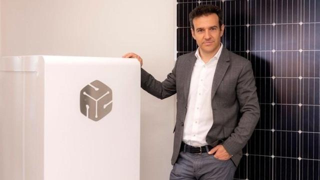Enrique Selva Bellvis, consejero delegado y primer accionista de Umbrella Solar Investment, junto a un Sunbox.