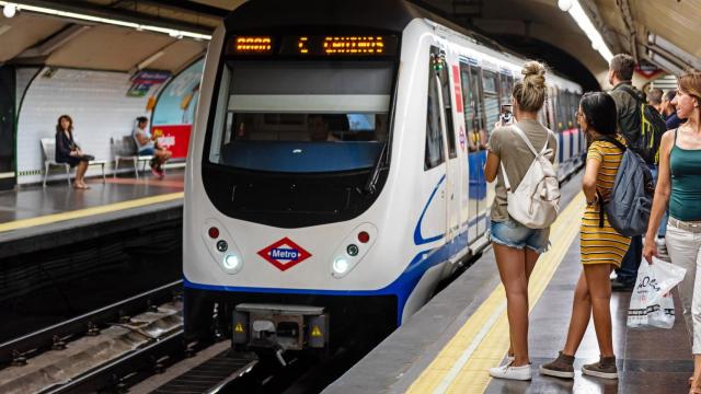 Conoce la multa que te puede caer en el Metro de Madrid y que desconocidas.