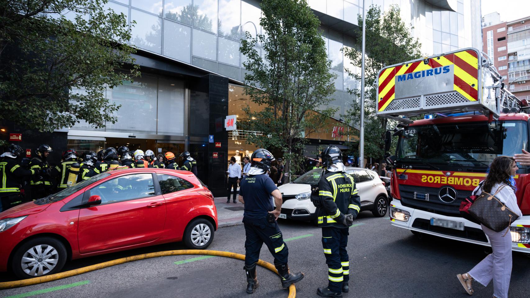 Los bomberos en el centro comercial Castellana 200.